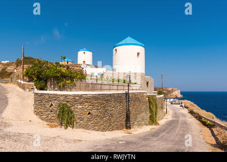 Greco tradizionali mulini a vento nel villaggio di Kastro di Sifnos, Cicladi Grecia Foto Stock