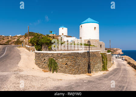 Greco tradizionali mulini a vento nel villaggio di Kastro di Sifnos, Cicladi Grecia Foto Stock