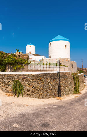 Greco tradizionali mulini a vento nel villaggio di Kastro di Sifnos, Cicladi Grecia Foto Stock