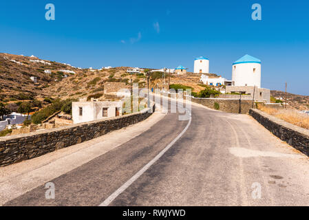 Greco tradizionali mulini a vento sulla strada per il villaggio di Kastro sull isola di Sifnos in Grecia. Foto Stock