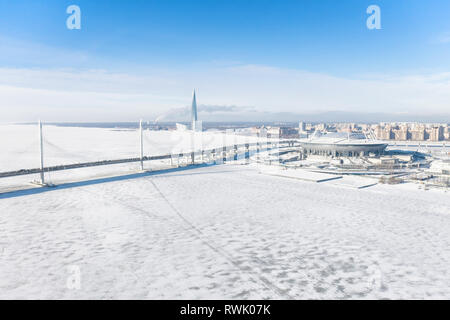 San Pietroburgo. RUSSIA - Il 13 febbraio 2019. Inverno panoramica vista aerea. Congelati Golfo di Finlandia volo d'uccello con stadium Krestovsky e distante Foto Stock