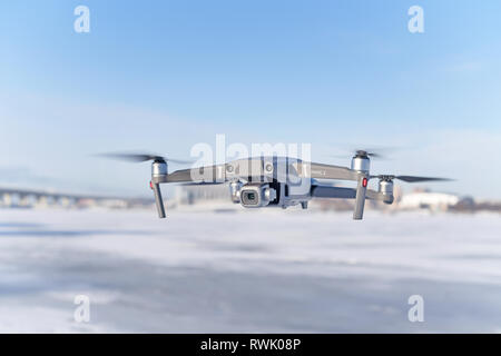 San Pietroburgo, Russia. Il 13 febbraio 2019. Mavic 2 pro drone durante la stagione invernale il volo contro il paesaggio sfocati Foto Stock