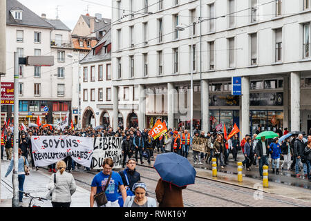 Strasburgo, Francia - Sep 12, 2017: Persone con cartelli a livello politico marzo durante un francese giornata nazionale di protesta contro la riforma del lavoro proposto Foto Stock