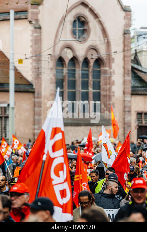 Strasburgo, Francia - Sep 12, 2017: persone a livello politico marzo durante un francese giornata nazionale di protesta contro la riforma del lavoro proposto da Emmanuel Macron di governo Foto Stock