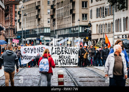 Strasburgo, Francia - Sep 12, 2017: cerchiamo di essere messaggio rivoluzionario sulla targhetta politico a marzo durante un francese giornata nazionale di protesta contro le riforme del mercato del lavoro Foto Stock