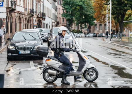 Strasburgo, Francia - 12 Settembre 2017: il giovane francese caucasica funzionario di polizia blocca street in un giorno di pioggia durante la protesta Foto Stock