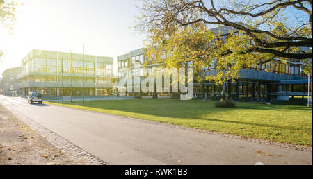 Karlsruhe, Germania - Ott 29, 2017: Polizia van sorvegliare la Corte costituzionale federale Bundesverfassungsgericht edificio della Corte suprema per la Repubblica federale di Germania Foto Stock