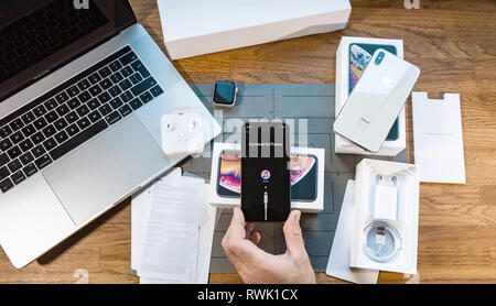 Parigi, Francia - 21 settembre 2018: Apple il ragazzo del ventilatore unboxing ultime nuovo Apple Iphone Xs Max e Xs flagship smartphone telefono cellulare il collegamento a iTunes Foto Stock