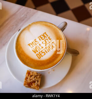 White tazza di caffè con il testo su sfondo marmo. Impostazione tabella nel ristorante Foto Stock