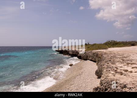 Onde che si infrangono in un bellissimo e idilliaco Coral Beach sulla costa ovest dell'isola tropicale Bonaire nell'ex Antille olandesi nei Caraibi Foto Stock