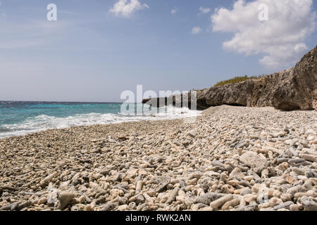 Spiaggia di coralli rotti sulla costa ovest dell'isola tropicale Bonaire nei Caraibi Foto Stock