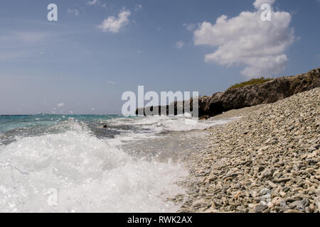 Wave collassare sulla Coral Beach sulla costa ovest dell'isola tropicale Bonaire nell'ex Antille Olandesi Foto Stock