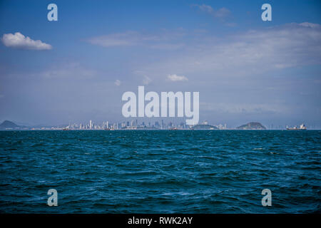 Città di Panama Panama Skyline visto dalla baia Foto Stock