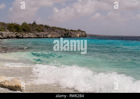 Onde che si infrangono sulla bellissima spiaggia di coralli rotti sulla costa ovest dell'isola tropicale Bonaire nei Caraibi Foto Stock