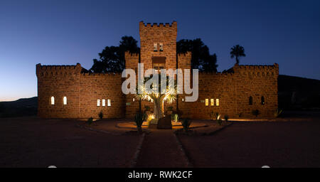 Il costruito tradizionalmente Duwisib Castle si trova nel sud della Namibia. Foto Stock