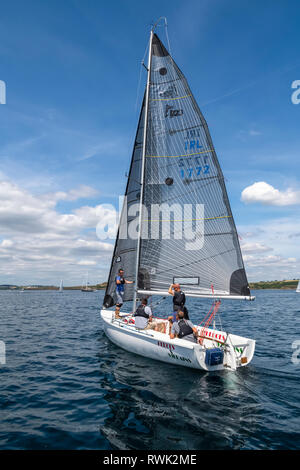 Barche a vela in una corsa in barca; Cobh, nella contea di Cork, Irlanda Foto Stock