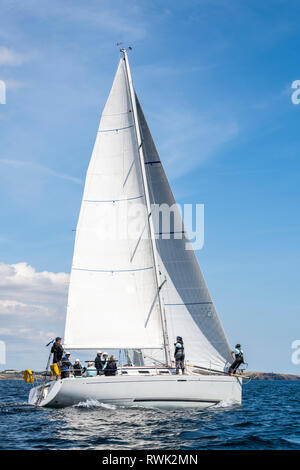 Barche a vela in una corsa in barca; Cobh, nella contea di Cork, Irlanda Foto Stock