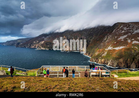 I turisti che si affaccia sulla costa al Slieve League; County Donegal, Irlanda Foto Stock
