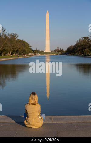 Soggiorno turistico a bordo d'acqua di stagno riflettente la visualizzazione di Washington Monument, presa dal monumento a Lincoln; Washington, Stati Uniti d'America Foto Stock