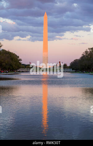 Il Monumento a Washington prese dal monumento a Lincoln al crepuscolo; Washington, Stati Uniti d'America Foto Stock