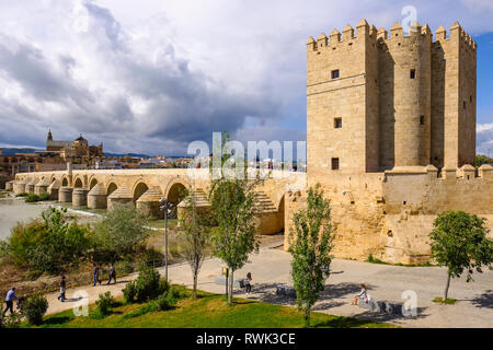 Torre di Calahorra, alla estremità sud del ponte romano; Cordoba, Andalusia, Spagna Foto Stock