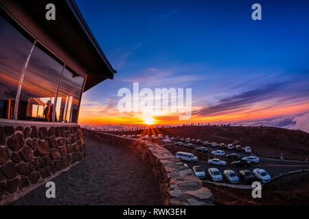 La gente a guardare il tramonto dal piede 10,023 vertice del Vulcano Haleakala; Maui, Hawaii, Stati Uniti d'America Foto Stock