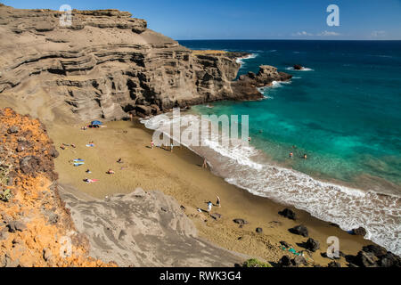 Papakolea Beach, noto anche come Green Sand Beach, distretto dell'UAE; Isola delle Hawaii, Hawaii, Stati Uniti d'America Foto Stock