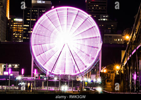 La SkyStar ruota nel centro cittadino di Cincinnati, illuminato e la trasmissione via IR. Foto Stock