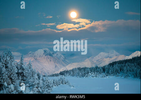 Vista panoramica della Super luna di sangue prima di eclipse su Chugach Mountains in Turnagain Pass, sud-centrale di Alaska Foto Stock