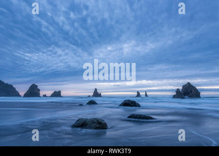 Pile del mare e la sera di nuvole a China Beach, sul Southern Oregon Coast. Foto Stock