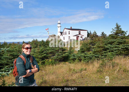 Parks Canada interprete nella parte anteriore del Lobster Cove Capo Faro e il guardiano del faro della casa che serve ora come una mostra interpretativa. Rocky Harbour, Parco Nazionale Gros Morne, Terranova, Canada Foto Stock