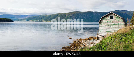 Fisherman's sparso sulla riva del Wild Cove, Bonne Bay, Parco Nazionale Gros Morne, Terranova, Canada Foto Stock