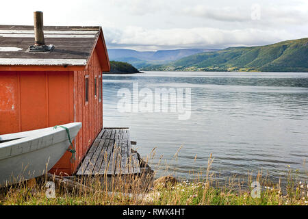 Fisherman's shed e la prua di una barca da pesca sulla riva del Wild Cove, Bonne Bay, Parco Nazionale Gros Morne, Terranova, Canada Foto Stock