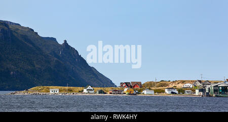 Estremità meridionale del Norris punto lungo la riva di Bonne Bay, Terranova, Canada. Sullo sfondo il Parco Nazionale Gros Morne Foto Stock