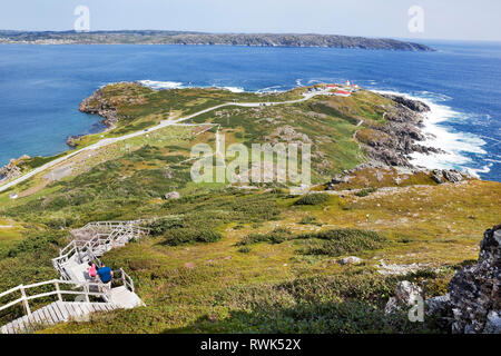 Punto di pesca, noto anche come punto di Fox, segna l'entrata sud di Sant'Antonio nel porto di San Antonio, Terranova, Canada. Foto scattata dalla cima della collina temerario. Foto Stock