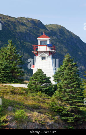 Woody Point Lighthouse sul braccio del sud di Bonne Bay e sul bordo settentrionale della città di Woody Point, Parco Nazionale Gros Morne, Terranova, Canada Foto Stock