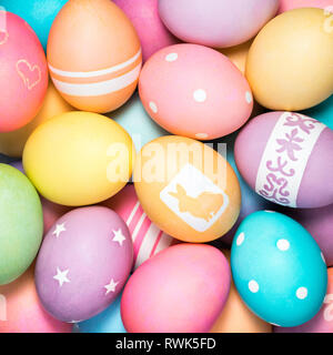 Colorate le uova di Pasqua di sfondo Foto Stock