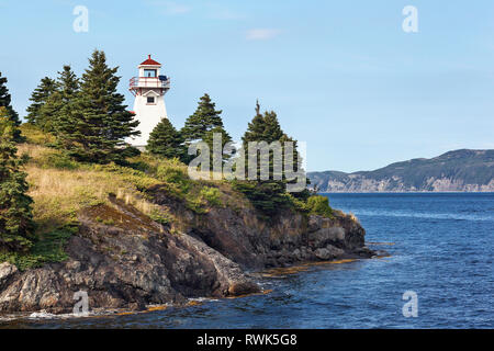 Woody Point Lighthouse sul braccio del sud di Bonne Bay e sul bordo settentrionale della città di Woody Point, Parco Nazionale Gros Morne, Terranova, Canada Foto Stock