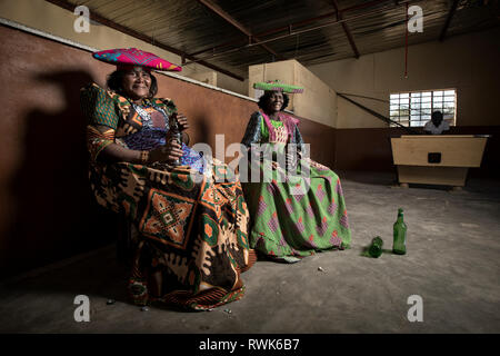 Herero donne bere birra all'interno di un negozio in Purros, Namibia. Foto Stock