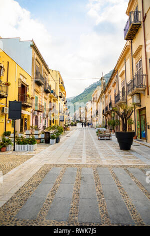 Castellamare del Golfo, Italia - 05.02.2019: strada pedonale con cafe a Castellammare del Golfo in inverno tempo sull'isola di Sicilia, Italia Foto Stock