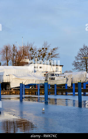 Termoretraibile barche in inverno sul lago Schwerin. Foto Stock