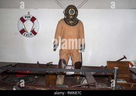 Belgrado, Serbia, Marzo 2019 - Vintage diving casco e tuta fatta da Siebe Gorman & Company esposti nel museo della scienza e della tecnologia Foto Stock