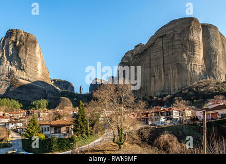 Vista la tradizionale Kastraki Village e la formazione di rocce di Meteora, nella Grecia centrale. Foto Stock