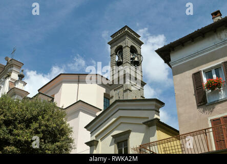 Campanile della chiesa a Sarnico, Lago d'Iseo, Lombardia, Italia Foto Stock