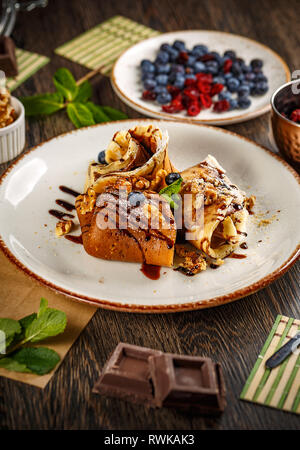 Crepes tradizionali con crema di cioccolato e noci Foto Stock