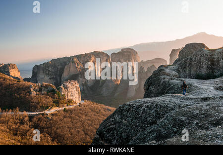 Meteora è una formazione rocciosa nella Grecia centrale, che ospita uno dei più grandi e più precipitosamente costruiti complessi orientale di monasteri ortodossi. Foto Stock