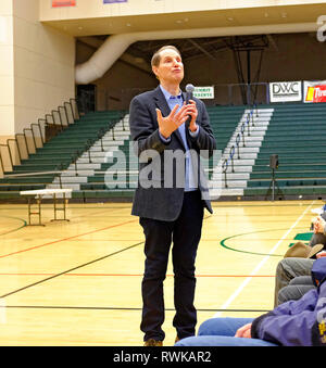 Senior U.S. Il senatore da Oregon Ron Wyden, detiene un municipio riunione in curva, Oregon. Foto Stock