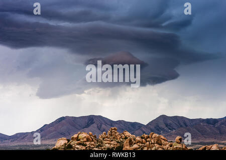 Una tempesta di tuoni a base di supercellule si trova sopra le montagne Dragoon vicino a Benson, Arizona Foto Stock