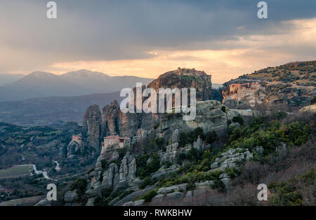 Meteora è una formazione rocciosa nella Grecia centrale, che ospita uno dei più grandi e più precipitosamente costruiti complessi orientale di monasteri ortodossi. Foto Stock