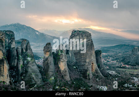 Meteora è una formazione rocciosa nella Grecia centrale, che ospita uno dei più grandi e più precipitosamente costruiti complessi orientale di monasteri ortodossi. Foto Stock